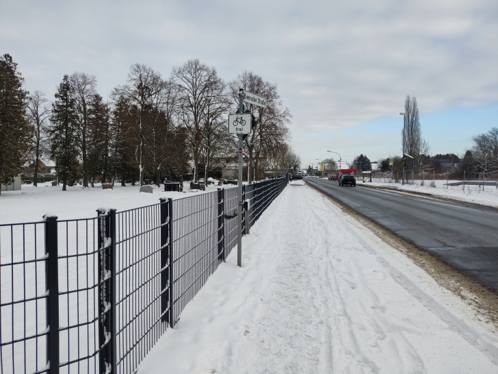 Der Gehweg vor dem Friedhof in Waggum.