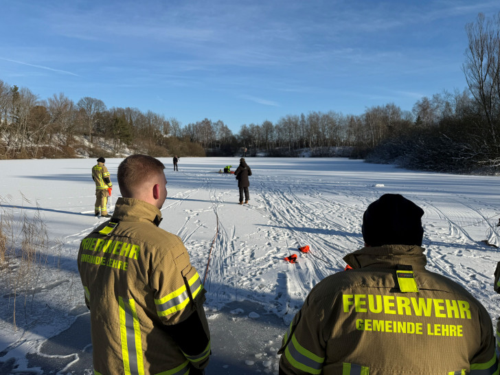 In der Gemeinde Lehre rückten Einsatzkräfte der Freiwilligen Feuerwehr Lehre und der Stützpunktfeuerwehr Flechtorf kurzfristig vor die Kameras des NDR Niedersachsen.