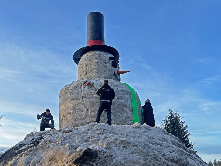 Der fertige Schneemann misst mit Hut über 11 Meter.