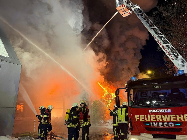 Gebäude nach Durchzündung vollständig in Flammen