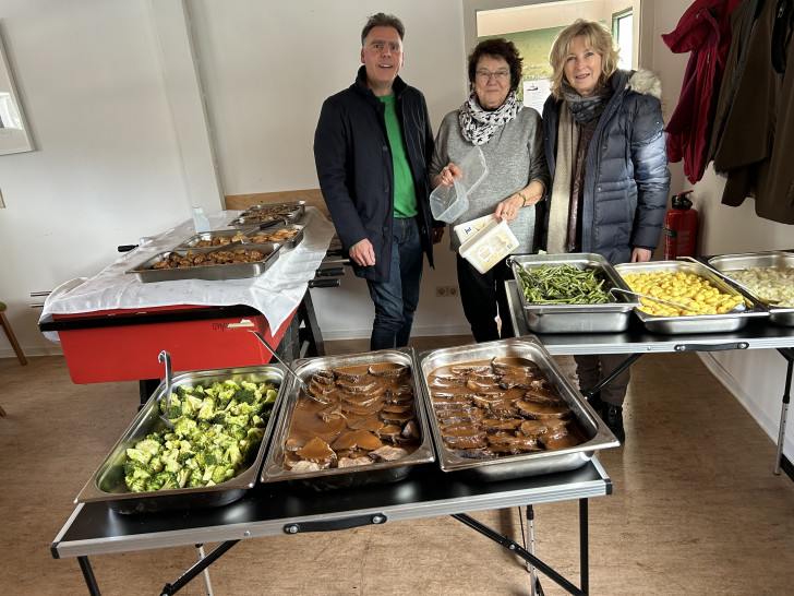 Sie spendeten das für den ausgefallenen Neujahrsempfang vorgesehene Essen, die Mitglieder der Wirtschaftsvereinigung Wolfsburg.
