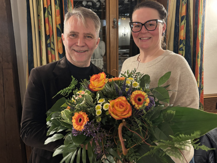 Hier nimmt Andreas Klaffehn (li.) die Glückwünsche zur Nominierung als PUG-Kandidat bei der Oberbürgermeisterwahl von Melissa Koch entgegen.