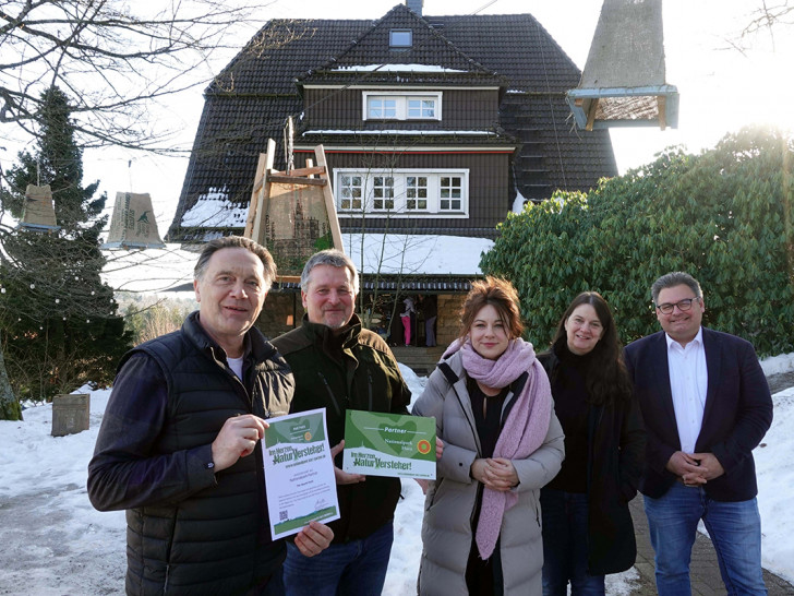 Bei der offiziellen Auszeichnung des Hearts Hotels in Braunlage (von links): Inhaber Meik Lindberg, Nationalparkleiter Dr. Roland Pietsch und Cordula Dähne-Torkler mit Cathleen Hensel, Geschäftsführerin der Braunlage Tourismus Marketing GmbH und Braunlages Bürgermeister Wolfgang Langer.
