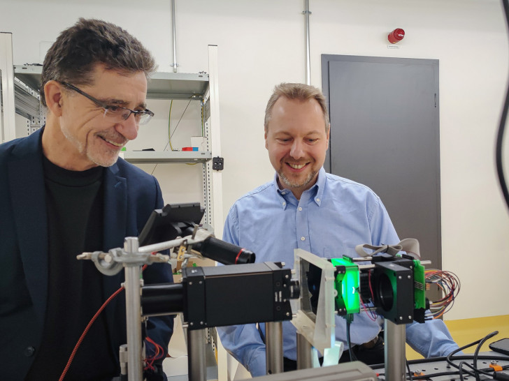 Professor Andreas Waag (TU Braunschweig) und Professor Christian Werner (Ostfalia) am ersten Demonstrator des neuromorphen Computeraufbaus.