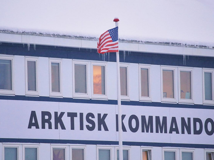 US-Fahne am Hauptquartier des Arktisk Kommando auf Grönland