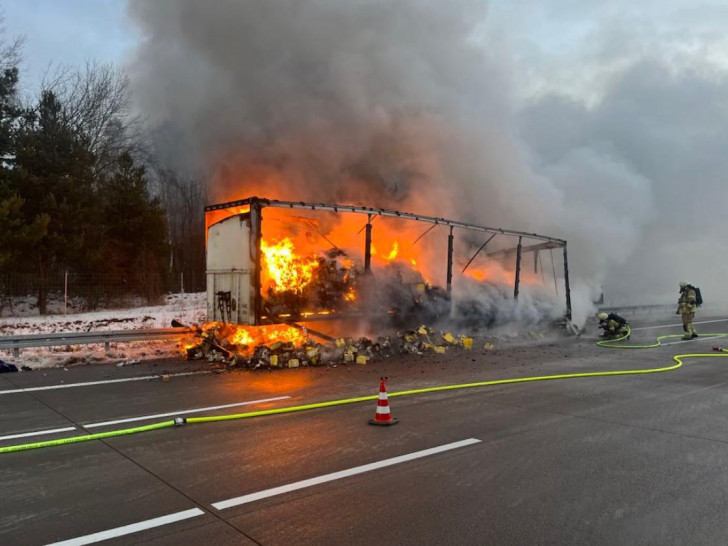 Der Anhänger brannte lichterloh.