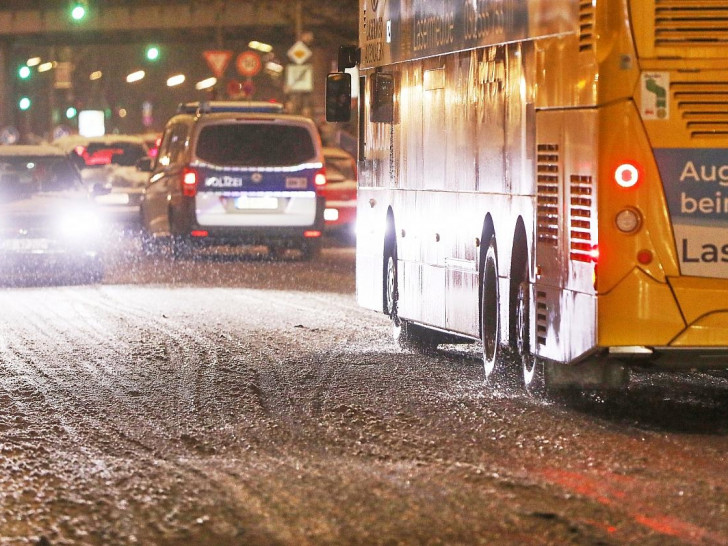 Straßenverkehr unter winterlichen Bedingungen in Berlin (Archiv)