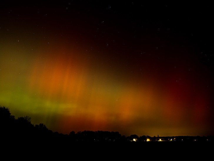 Polarlichter hüllten den Himmel über der Region in bunte Farben.
