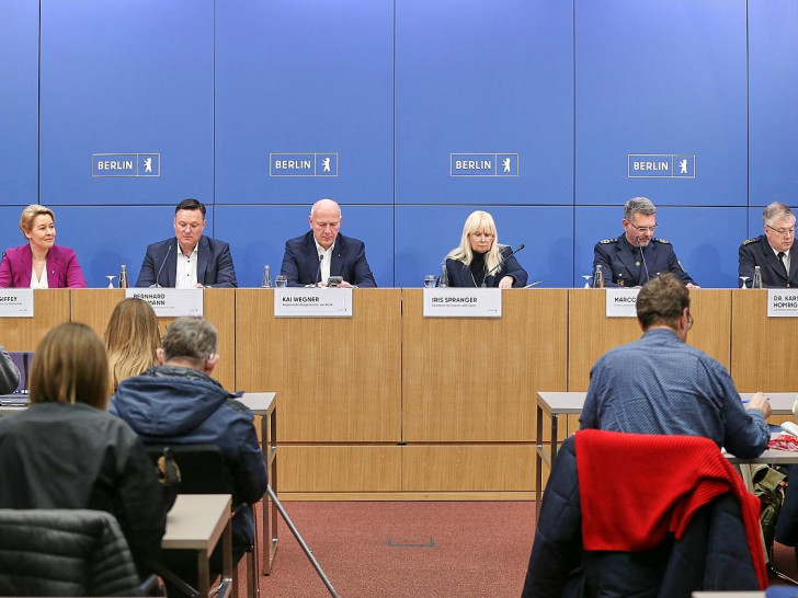 Senatsmitglieder bei der Pressekonferenz am 07.01.2026