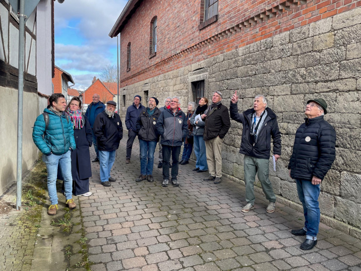 Erkerodes Ortsheimatpfleger Wolfgang Haberland (2. v. r.) führte beim Treffen der Heimatpflegenden im vergangenen Jahr durch sein Dorf.
