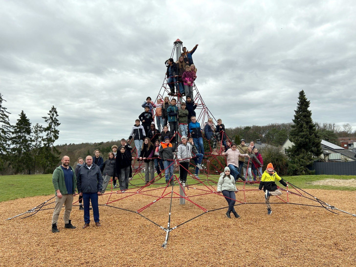 Die Kletterpyramide ist das neue Highlight an der Grundschule Lessingstraße.