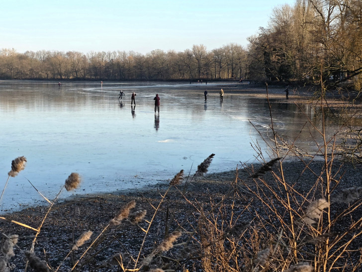 Bereits an Weihnachten wurde auf dem Kreuzteich in Riddagshausen Schlittschuh gelaufen.