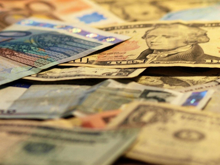 Euro- und Dollarscheine (Archiv)