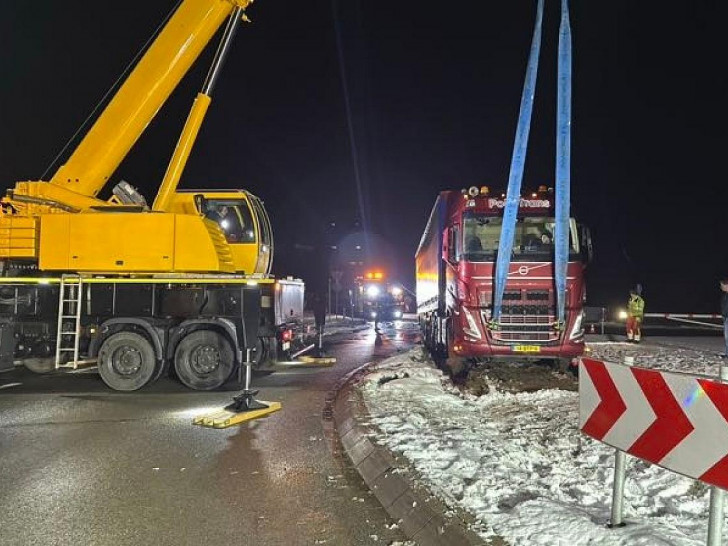 LKW-Unfall blockiert Bundesstraße 211 bei Brake