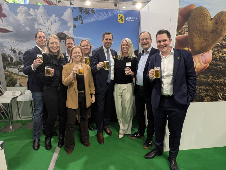 Landrat Philipp Raulfs (rechts) freute sich über den Besuch von Ministerpräsident Olaf Lies (4. v. re.).