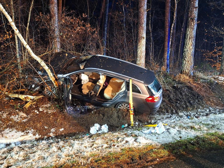 Mit Stützen wird der verunfallte PKW abgestützt
