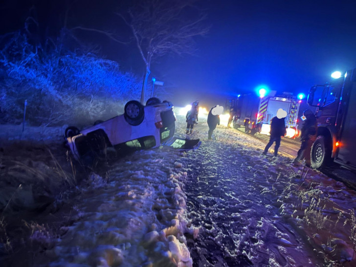 Das Auto blieb auf dem Dach liegen.