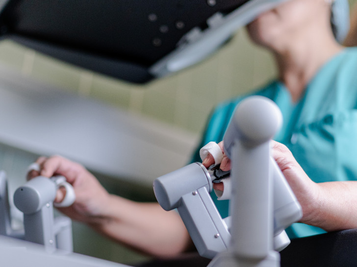 Beim Info-Tag wird der neue OP-Roboter des Klinikums vorgestellt, dessen Arme von speziell ausgebildeten Chirurgen von einer Konsole aus mit Fingern sowie über Pedale gesteuert werden.