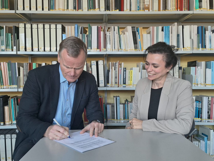 Oliver Grotha, Leiter der Polizeiinspektion Wolfsburg-Helmstedt, und Anita Placenti, Leiterin des IZS, unterzeichneten einen Kooperationsvertrag.