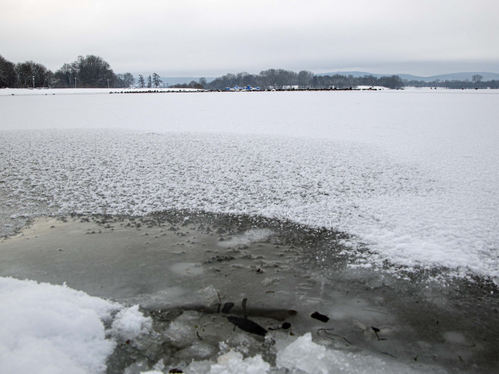 Der zugefrorene Salzgittersee täuscht, denn die Eisfläche ist noch zu dünn, um sie zu betreten.