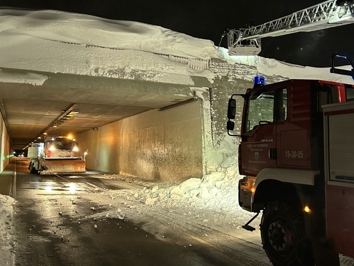 Der Schnee drohte auf die Straße zu fallen und wurde von der Feuerwehr abgeräumt.
