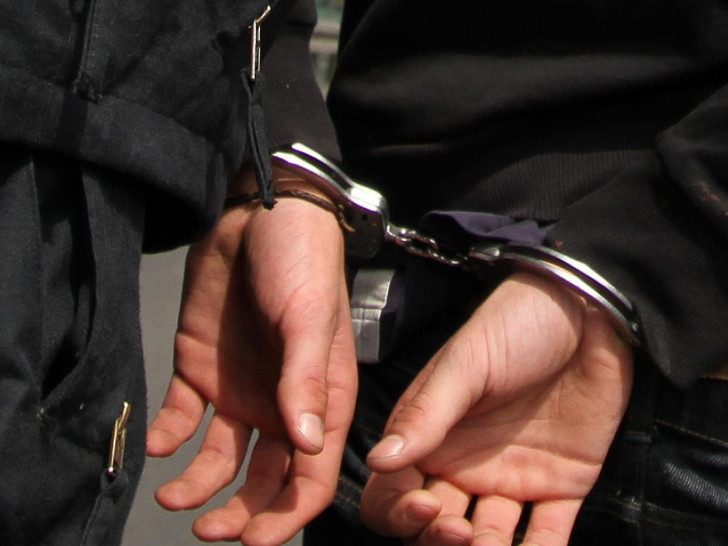 Festnahme mit Handschellen