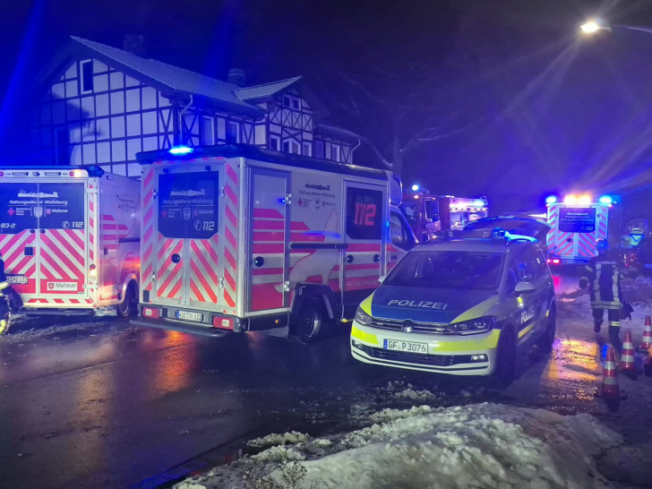 Großes Aufgebot in Rühen: Ein Crash zwischen einem Rettungswagen und einem Privatfahrzeug zog weitere Einsätze nach sich.