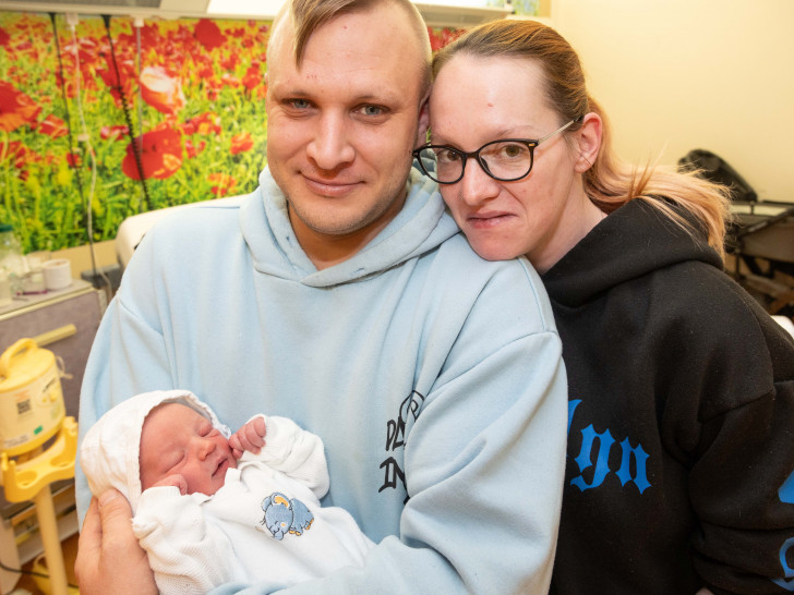 Die glücklichen Eltern mit ihrem Neujahrsbaby.