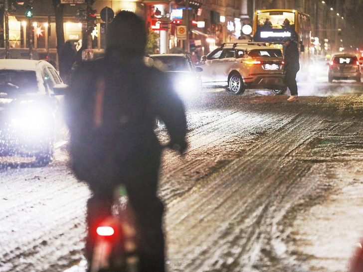 Straßenverkehr unter winterlichen Bedingungen in Berlin