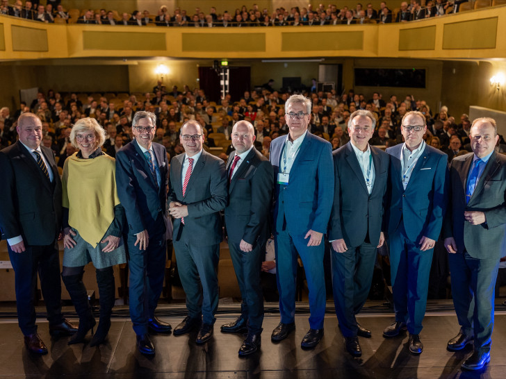 Vertreter aus Politik und Wirtschaft beim Neujahrsempfang der IHK Braunschweig (von links): Wittich Schobert (Bürgermeister Stadt Helmstedt), Bärbel Heidebroek (Vizepräsidentin IHK Braunschweig), Tobias Hoffmann (Präsident IHK Braunschweig), Grant Hendrik Tonne (Minister für Wirtschaft, Verkehr und Bauen), IHK-Hauptgeschäftsführer Dr. Florian Löbermann, Jens-Uwe Freitag (Vorstandsvorsitzender BS Energy), Dr. Ingo Lippmann (Vorstandsvorsitzender BLSK), Marc Knackstedt (Vorsitzender des Vorstands der Öffentlichen Versicherung Braunschweig), Gerhard Radeck (Landrat des Landkreises Helmstedt). 