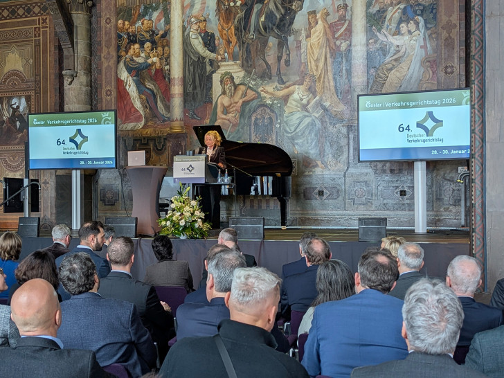 Oberbürgermeisterin Urte Schwerdtner begrüßt die Gäste in der vollbesetzten Aula regis der Kaiserpfalz zur Eröffnung des 64. Deutschen Verkehrsgerichtstages.