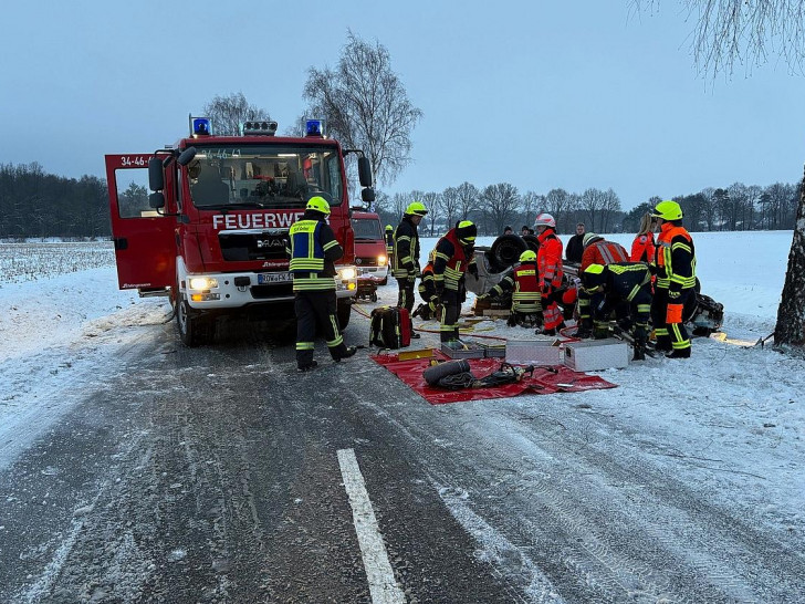 Die Feuerwehr an der Unfallstelle (Archiv)