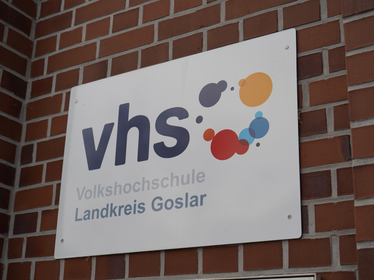 Die Kreisvolkshochschule nimmt die Anträge entgegen und berät die Antragsteller.