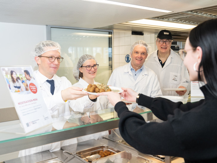 Falko Mohrs war jetzt zu Gast in der Mensa Contine in Hannover, um dort das Niedersachsen-Menü mit auszugeben.