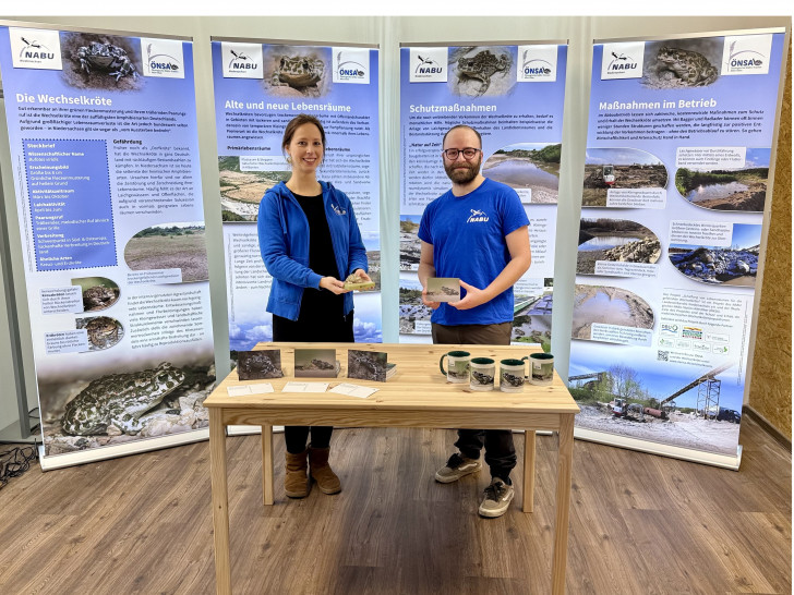 Das Projektteam mit Marieke Neßmann und Valentin Dienst vor der projekteigenen Ausstellung.