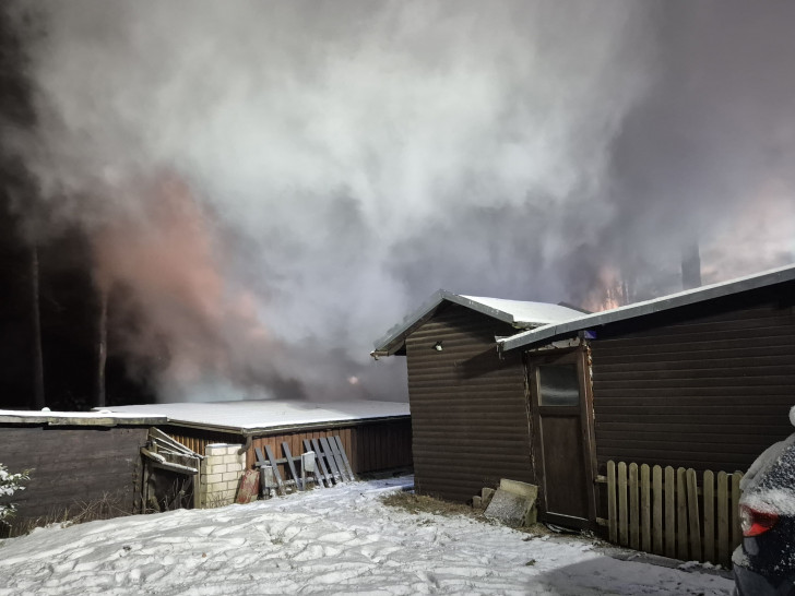 Das Haus stand bei Eintreffen der Feuerwehren bereits in Vollbrand.