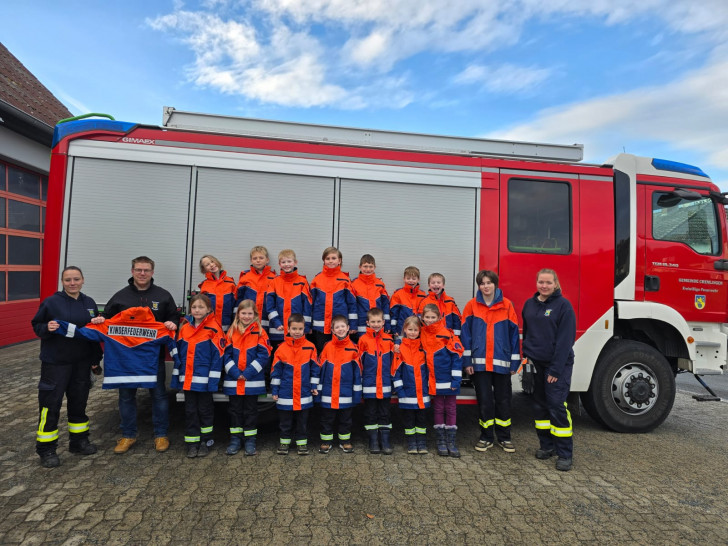 Die Gruppe der Kinderfeuerwehr Cremlingen mit Jens Hauffe (2. v. li.).