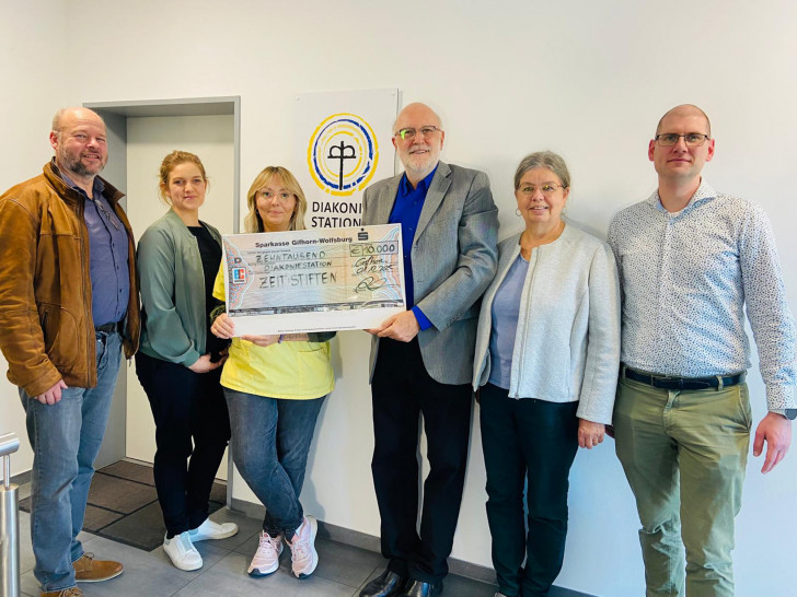 Die Diakoniestation Gifhorn freut sich über den Spendenscheck.