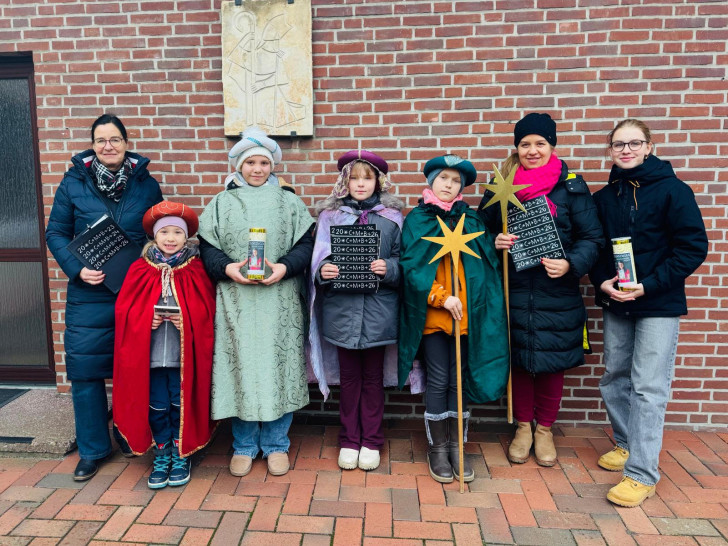 Die Sternsingerinnen auf ihrem Weg in Grasleben und Mariental mit ihren Begleiterinnen Veronika Bode (links), Antonia Koch und Manina Fromm (von rechts).