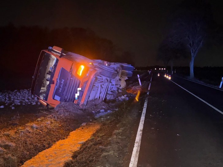 Der LKW war auf einen Acker gekippt.