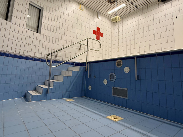 Noch ist das Becken leer – doch im Frühjahr 2027 soll das DRK-Therapiebad in Wolfenbüttel wieder mit Leben gefüllt werden.