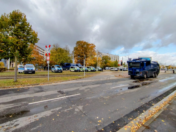 Die Polizei ist heute mit einem Großaufgebot rund um das Stadion an der Hamburger Straße vertreten.