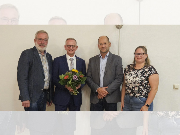 Verabschiedung von Dirk Neumann durch die Fraktionsvorsitzenden. V.l.: Karl-Heinz Müller (CDU), Dirk Neumann, Michael Waßmann (SPD), Chantal Gutacker (Grüne).