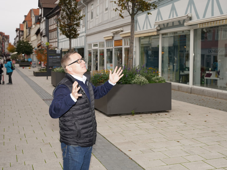 Citymanager Andre Volke erläutert beim Stadtrundgang die Herausforderungen, die sich bei der Vermittlung von Geschäftsimmobilien ergeben.