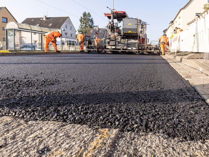 Im Asphaltmischgut werden 60 Prozent wiederverwendeter Asphalt eingesetzt und mit einem destillierten Tallöl aus Kiefernholz kombiniert. 