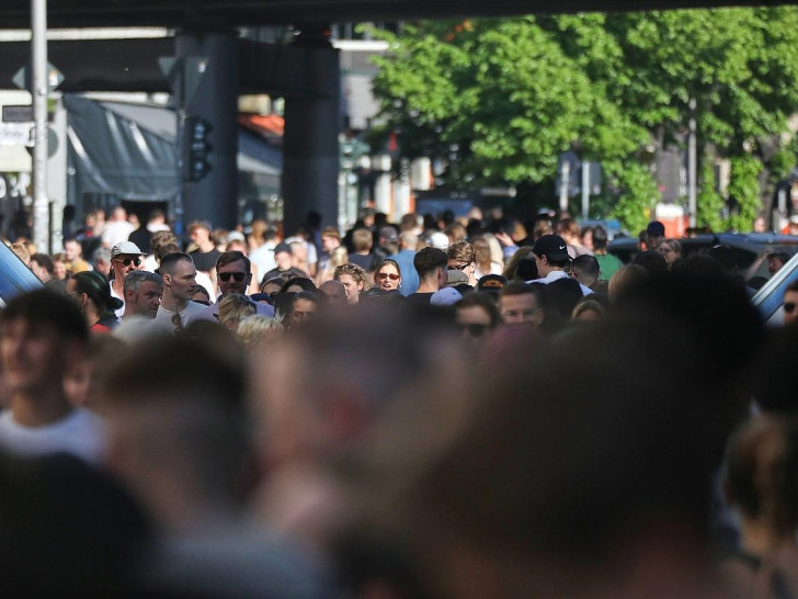 Menschen auf der Straße (Archiv)