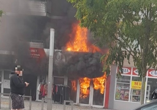 Der Laden stand in Flammen.