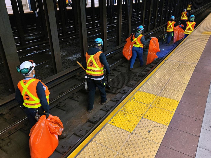 Reinigungskräfte in einer New Yorker U-Bahn-Station (Archiv)