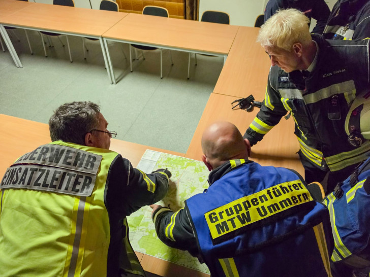 Lagebesprechung der Einsatzkräfte.