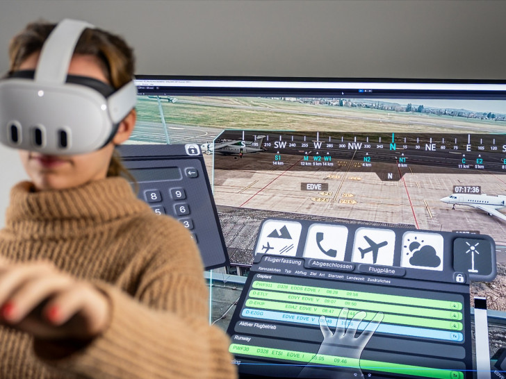 Forscherin mit VR-Headset in einem Virtual Tower.